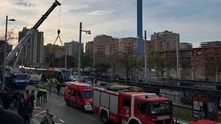 Una gr&uacute;a se encuentra en el lugar del atropello para proceder a levantar el tranv&iacute;a y rescatar el cuerpo de la menor