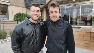 Imagen de archivo. Fernando Alonso junto a un fan en la puerta del hotel Ciudad de Alca&ntilde;iz el pasado 2023.