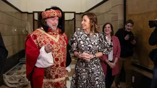 La alcaldesa de Zaragoza, Natalia Chueca, junto al paje real de los Reyes Magos. Foto: Pilar &Aacute;lvarez