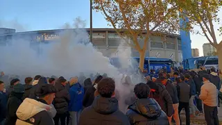 Imagen de un recibimiento de la afici&oacute;n a los jugadores del Real Zaragoza. Ahora puede haber una manifestaci&oacute;n de protesta.