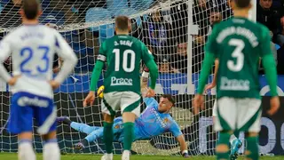 Poussin detiene un penalti en el Real Zaragoza - Racing de Ferrol. Foto: LaLiga
