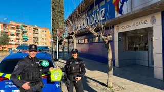La pareja de polic&iacute;as locales de Alca&ntilde;iz responsable de salvar la vida de un vecino de la localidad