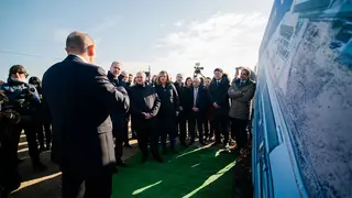 Visita a los terrenos de la gigafactor&iacute;a. Foto: Moncloa