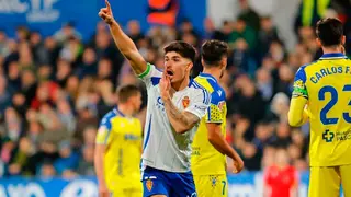 Vital form&oacute; en la l&iacute;nea de cinco del Real Zaragoza frente al C&aacute;diz. Foto: LaLiga
