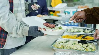 Reparto de comidas en el centro de d&iacute;a. Foto: Fundaci&oacute;n San Blas