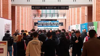 Los pasillos de Feria de Zaragoza acogen a cientos de visitantes que se citan en el entorno por Enomaq. Foto: Liberto Iglesias