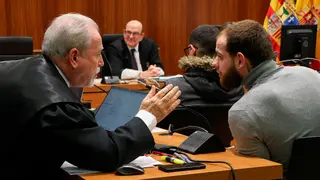 Miguel A. J., acusado de torturar y asesinar a un hombre en Figuerueas charla con su abogado, Esteban Pend&aacute;s, durante el juicio. Foto: Pilar &Aacute;lvarez