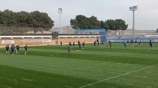 Entrenamiento del Real Zaragoza este jueves. Al fondo, Ram&iacute;rez, alejado y con braga como tapabocas tras retirarse la mascarilla