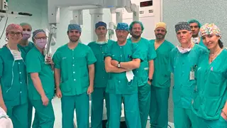 Equipo del Hospital Universitario Miguel Servet que ha llevado a cabo la intervenci&oacute;n. Fuente: DGA