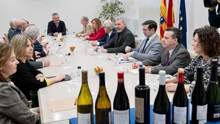 Reuni&oacute;n con representantes de, las IGP y D.O. del vino. Foto: DGA