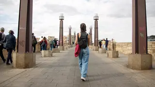 puente-piedra-corte-peaton-hola-primavera