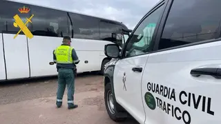 La Guardia Civil de Teruel detuvo al conductor de un autob&uacute;s con 56 personas a bordo que iba drogado de coca&iacute;na y THC.