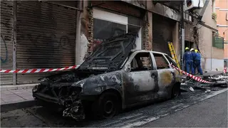Un incendio en el barrio Casablanca de Zaragoza ha quemado cinco contenedores y ha causado da&ntilde;os en varias viviendas.