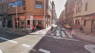 Una pelea en un kebab de Zaragoza termina con pu&ntilde;etazos, amenazas y el cristal del escaparate roto.