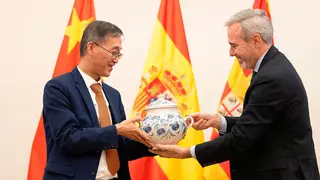 El embajador chino y Azc&oacute;n el pasado mes de enero. Foto: Fabi&aacute;n Sim&oacute;n (DGA)