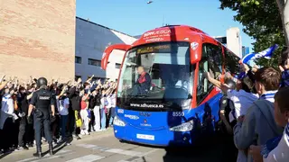 Momento en el que el autob&uacute;s del Huesca llegaba a La Romareda. Foto: Pilar &Aacute;lvarez.