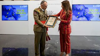 La alcaldesa de Zaragoza, Natalia Chueca, entrega el premio Estrella de Europa a la Academia General Militar