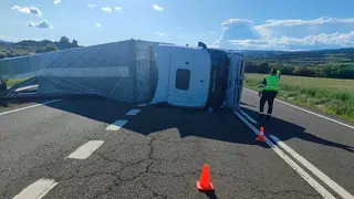 El cami&oacute;n qued&oacute; volcado en mitad de la N-230 y su conductor quintuplic&oacute; la tasa de alcohol permitida.