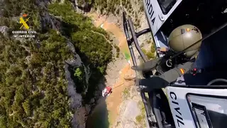El incidente se ha producido alrededor de las 12.00 horas, cuando la joven result&oacute; herida tras saltar al agua durante el recorrido del barranco