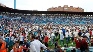 La afici&oacute;n del Real Zaragoza ha invadido La Romareda tras el partido. Foto: Pilar &Aacute;lvarez