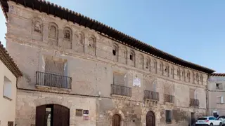 El Palacio de los Barones de Valdeolivos, tambi&eacute;n conocido como Casa Ric, est&aacute; declarado Bien de Inter&eacute;s Cultural