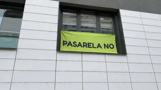 Algunos vecinos muestran su rechazo a la pasarela en el r&iacute;o Huerva