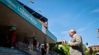 Jorge Azc&oacute;n, el pasado s&aacute;bado en su visita a los heridos por el incendio ingresados en el Cl&iacute;nico, donde permanecen cinco personas. Fuente: DGA