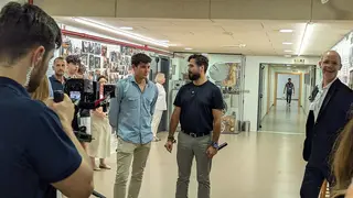 Vito Quiles y Alvise P&eacute;rez antes del comienzo del acto