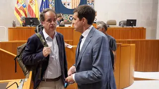 El consejero y el portavoz socialista. Foto: Cortes de Arag&oacute;n