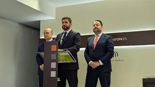 Nolasco (centro) comparece junto a los diputados Mor&oacute;n (izquierda) y Arranz