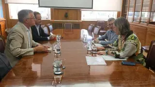 El Gobierno de Arag&oacute;n ha ofrecido su colaboraci&oacute;n inmediata para identificar, junto a la Confederaci&oacute;n Hidrogr&aacute;fica del Ebro, los puntos m&aacute;s cr&iacute;ticos del territorio en las pr&oacute;ximas semanas y comenzar a actuar cuanto antes. En este sentido, ha mostrado su disposici&oacute;n a facilitar todos los tr&aacute;mites administrativos necesarios e incluso a anticipar la ejecuci&oacute;n de obras urgentes, asumiendo inicialmente su coste para despu&eacute;s reclamar su financiaci&oacute;n.Pr&oacute;ximamente, t&eacute;cnicos del Gobierno de Arag&oacute;n y de la Confederaci&oacute;n Hidrogr&aacute;fica del Ebro visitar&aacute;n los m&aacute;s de 40 puntos identificados como peligrosos para analizar los trabajos de limpieza de cauces y barrancos necesarios.Los consejeros han recordado que esta reuni&oacute;n se produce tras dos cartas remitidas por Berm&uacute;dez de Castro a la ministra Sara Aagesen en abril y junio, en las que se solicitaba una reuni&oacute;n urgente y se denunciaba la falta de respuesta ante las reiteradas peticiones de actuaci&oacute;n.La reuni&oacute;n se ha desarrollado en un clima de cordialidad y voluntad de colaboraci&oacute;n institucional. Foto: DGA