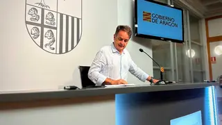 El consejero de Hacienda en Arag&oacute;n, Berm&uacute;dez de Castro, en rueda de prensa. Foto: DGA