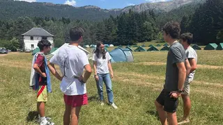 La directora gerente del IAJ, Cristina Navarro, ha visitado esta ma&ntilde;ana a los acampados en Hecho y Ans&oacute;. Fuente: DGA