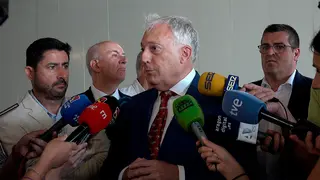 Octavio L&oacute;pez atiende a los medios. Foto: Lorena Lozano