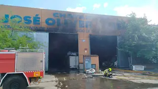 El incendio se ha producido en Chatarras y Metales Jos&eacute; Oliver S.L., en Monz&oacute;n (Huesca). Fuente: DPH