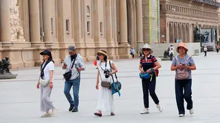 Grupo de turistas en la plaza del Pilar. Foto: Pilar &Aacute;lvarez