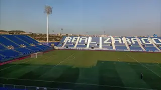 Cientos de aficionados acuden al estadio port&aacute;til del Real Zaragoza en tranv&iacute;a