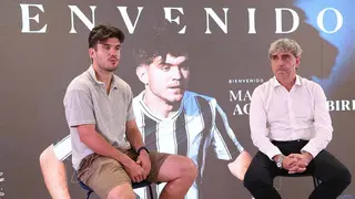 Indias presenta a Aguirregabiria con el Real Zaragoza. Foto: Pilar &Aacute;lvarez