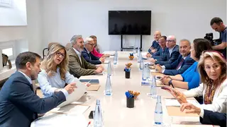 Reuni&oacute;n del Gobierno de Arag&oacute;n, con el presidente Azc&oacute;n, la vicepresidenta Vaquero y el consejero del ramo Rinc&oacute;n a la cabeza, con algunas de las principales empresas aragonesas del sector porcino. Foto: DGA/ Fabi&aacute;n Sim&oacute;n