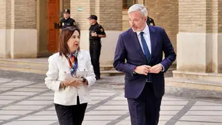 La ministra Robles y el presidente Azc&oacute;n en la entrada de la Sala de la Corona en el edificio Pigantelli. Foto: DGA/ Fabi&aacute;n Sim&oacute;n