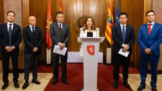 Imagen de archivo de la alcaldesa Natalia Chueca con una delegaci&oacute;n del grupo chino Juneyao en el Ayuntamiento de Zaragoza
