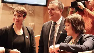 Diputados del PSOE con las chapas de la bandera palestina. Foto: Lorena Torrijo