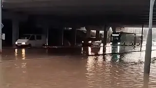 El servicio del tranv&iacute;a de Zaragoza se ha visto interrumpido en Parque Goya por las lluvias de este domingo.