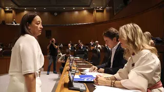 Sus&iacute;n (izquierda) habla con Vaquero y Berm&uacute;dez de Castro. Foto: Pilar &Aacute;lvarez