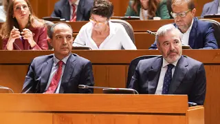 El consejero de Sanidad, Jos&eacute; Luis Bancalero, junto a Azc&oacute;n. Foto: Cortes de Arag&oacute;n