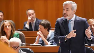 Azc&oacute;n en una contestaci&oacute;n al socialista Sab&eacute;s. Foto: Cortes de Arag&oacute;n