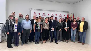 &Aacute;lvaro Sanz, en el centro, arropado por el n&uacute;cleo duro de IU Arag&oacute;n este s&aacute;bado en la sede de la organizaci&oacute;n. Foto: E.P.