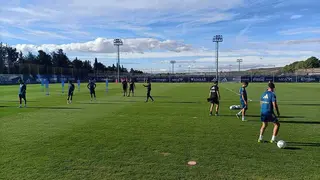 Sell&eacute;s da indicaciones en un entrenamiento con el Real Zaragoza. Foto: M.G.