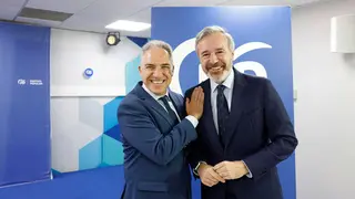 El&iacute;as Bendodo y Jorge Azc&oacute;n. Foto: PP