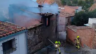 Un incendio ha destruido una  vivienda en Albelda (Huesca) donde no hab&iacute;a ninguna persona en el momento del fuego. Foto: Bomberos DPH